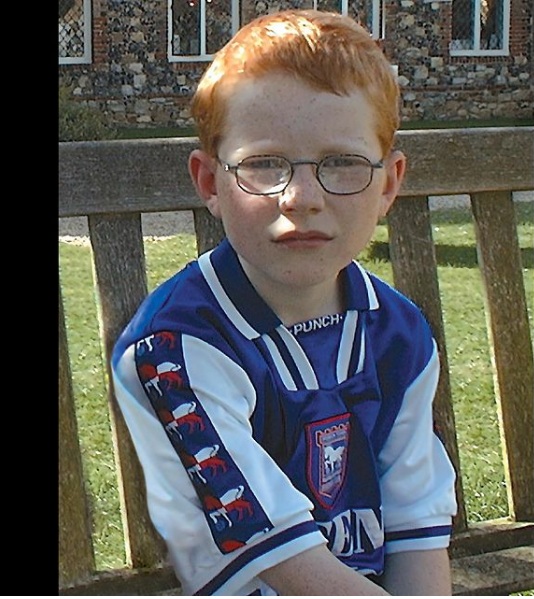 Ed Sheeran ngày nhỏ trong trang phục Ipswich Town