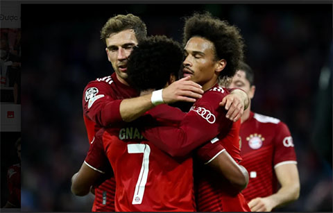 Đồng đội chia vui với Sane sau khi anh ghi bàn thắng cho Bayern Munich
