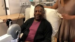 Huyền thoại Pele xuất viện, phải hóa trị tại gia Huyền thoại Pele xuất viện, phải hóa trị tại gia