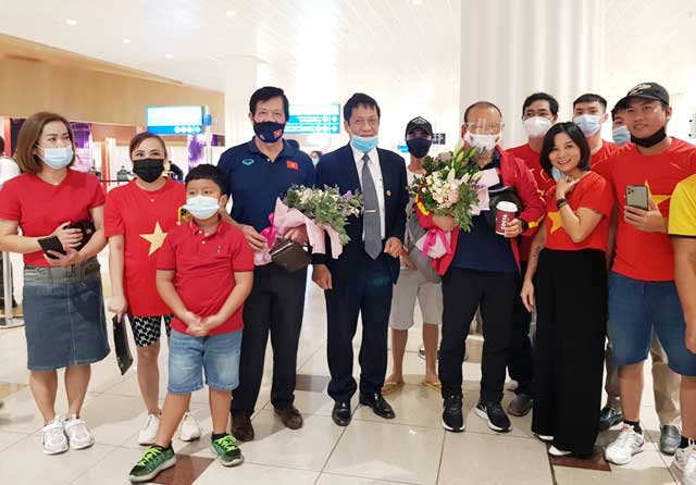 Thầy trò HLV Park Hang Seo nhận được sự tiếp đón nồng hậu của Đại sứ quán Việt Nam tại UAE và NHM tại đây