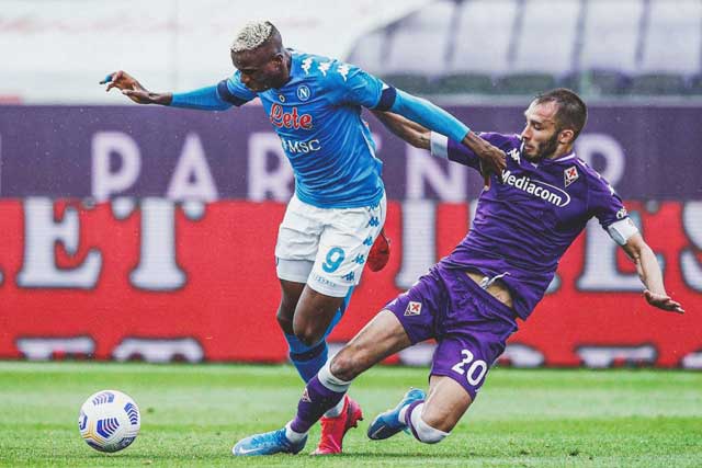 Phong độ cao của tiền đạo Osimhen (trái) sẽ giúp Napoli lại tiếp tục đánh bại Fiorentina