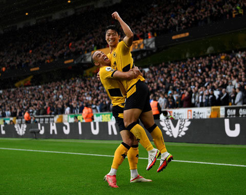 Hwang Hee Chan đã trở thành cầu thủ đầu tiên ghi bàn trong cả 2 hiệp đấu ở Premier League cho Wolves, sau Diogo Jota (trận gặp Leicester thắng 1/2019)