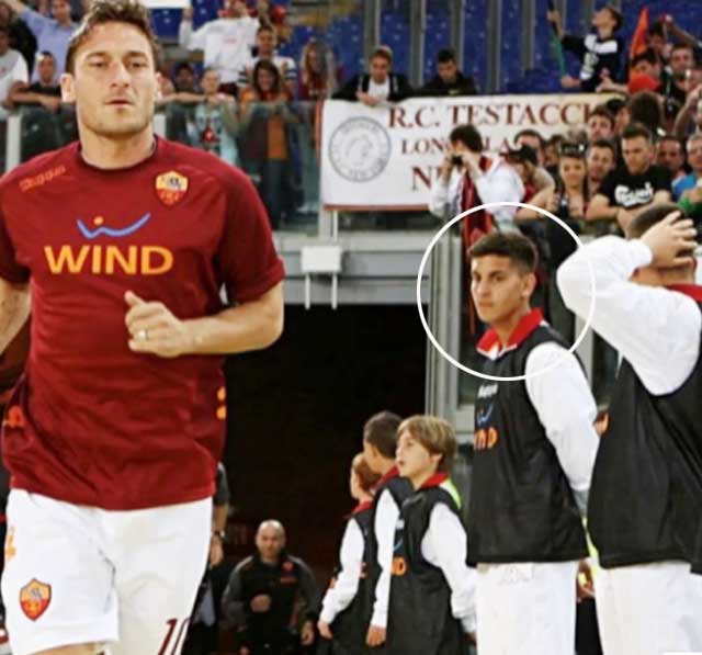 Cậu bé nhặt bóng Lorenzo Pellegrini dõi theo thần tượng Francesco Totti