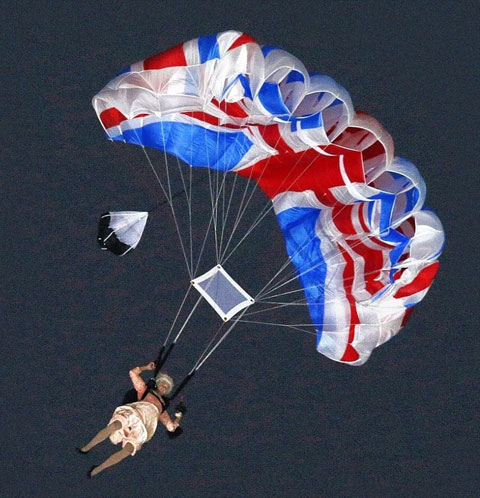 Hình ảnh Nữ hoàng Anh nhảy dù xuống SVĐ đã trở thành kinh điển dù phải có hai người đóng thế