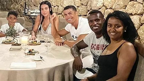 Ronaldo đăng ảnh tươi cười... chia buồn với bạn thân