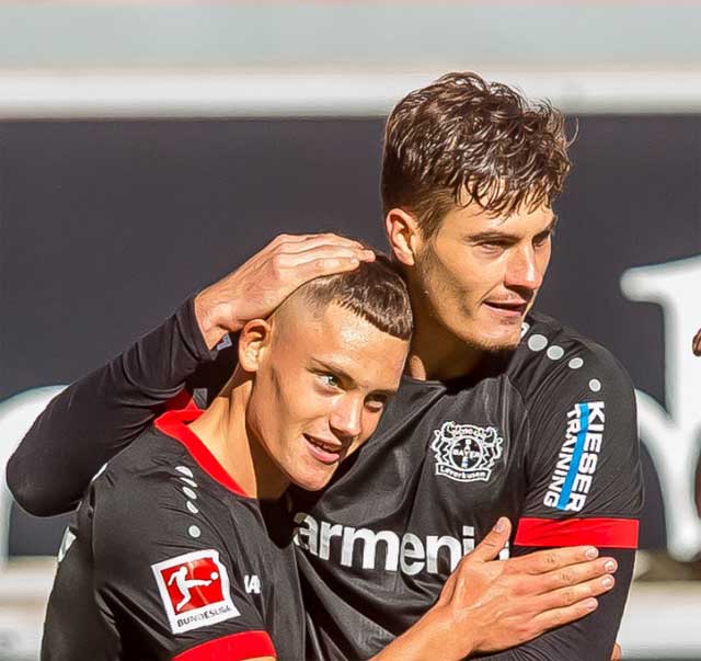 Phong độ của Wirtz và Schick (phải) đang giúp Leverkusen bằng điểm với Bayern
