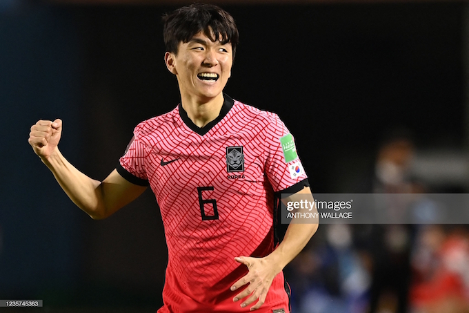 Niềm vui của Hwang In Beom khi ghi bàn mở tỳ số cho Hàn Quốc