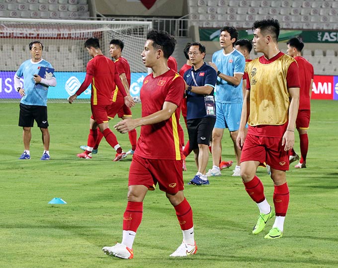 Tối qua theo giờ UAE, đội tuyển Việt Nam có buổi tập cuối cùng trên sân chính thức Sharjah, nơi sẽ diễn ra màn so tài với ĐT Trung Quốc 