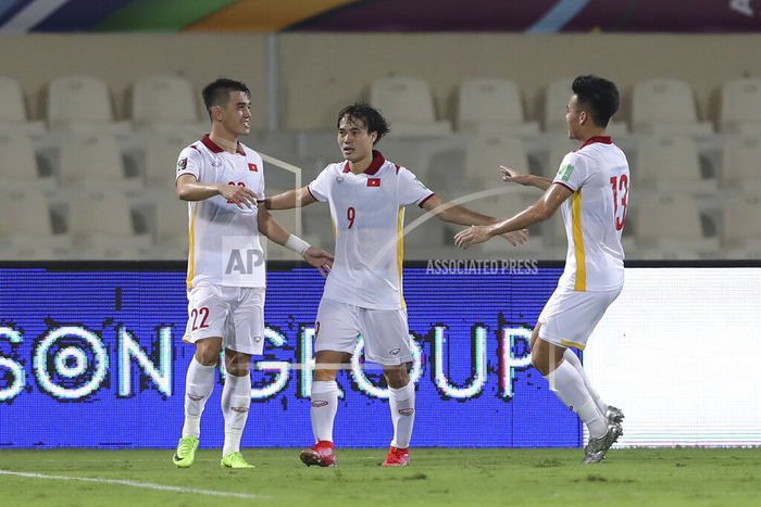 Sau khi để thua 2-0, ĐT Việt Nam dồn lên và liên tiếp có 2 bàn thắng gỡ hoà 2-2 của Tấn Tài và Tiến Linh 