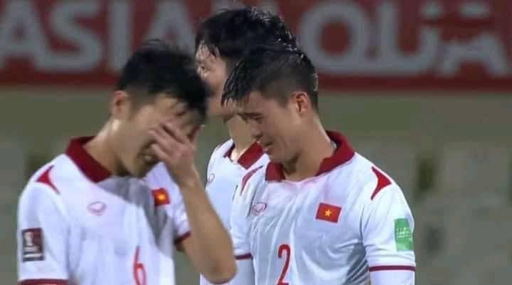 Tương tự như thế, trung vệ Duy Mạnh đã không ngăn được những giọt nước mắt. Anh cùng các đồng đội đã chiến đấu hết mình nhưng bàn thua ở phút bù giờ đã khiến ĐT Việt Nam phải trắng tay trước Trung Quốc 