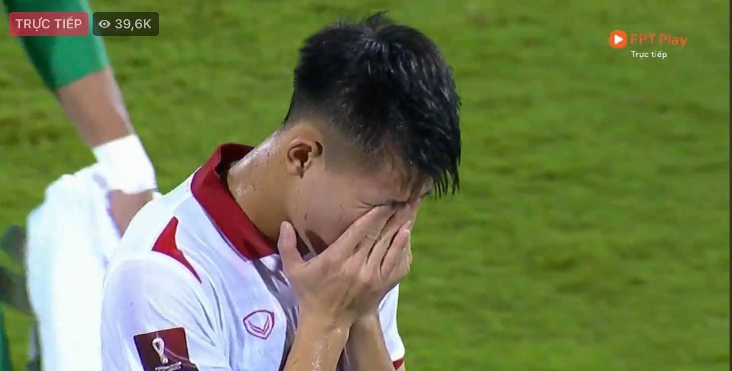 Ngay sau khi trận đấu khép lại, các cầu thủ ĐT Việt Nam đã đổ gục xuống sân vì chịu thất bại đáng tiếc trước Trung Quốc. Trung vệ trẻ Thanh Bình, người mắc lỗi trong 2 bàn thua sau khi vào sân thay người ôm mặt khóc đầy buồn bã
