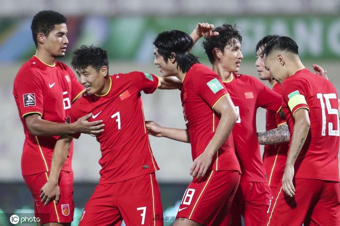 Tuy nhiên, trong hiệp 2, hàng thủ Việt Nam đã chơi đầy sai lầm để cho Vũ Lỗi (7) và Vũ Ninh ghi được 3 bàn
