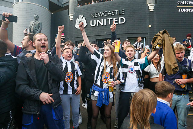 CĐV Newcastle cùng nhau hò reo, vui mừng sung sướng chờ ngày đội bóng vươn lên top đầu Ngoại hạng Anh. Các fan nữ cũng rất háo hức chờ đợi CLB mang về các ngôi sao đắt giá