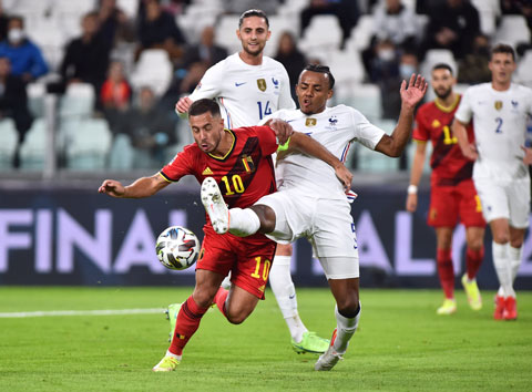 Hazard (trái) nỗ lực đi bóng trước sự truy cản của cầu thủ Pháp