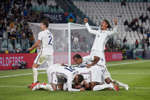 Các cầu thủ Pháp ăn mừng chiếc vé vào chung kết sau khi ngược dòng trước Bỉ ở Turin
