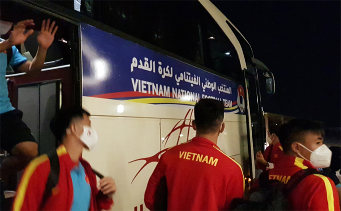 ĐT Việt Nam được đưa đón trên chiếc xe bus khá tiện nghi
