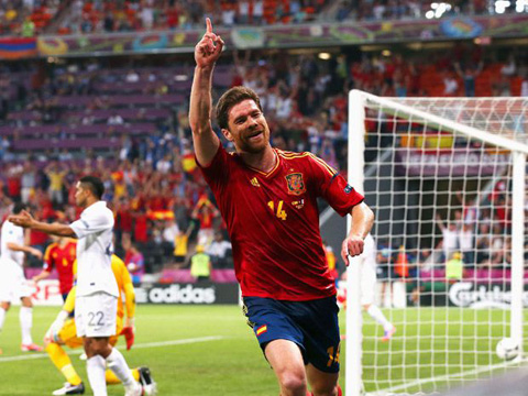 Xabi Alonso lập cú đúp giúp Tây Ban Nha đánh bại Pháp 2-0 ở EURO 2012