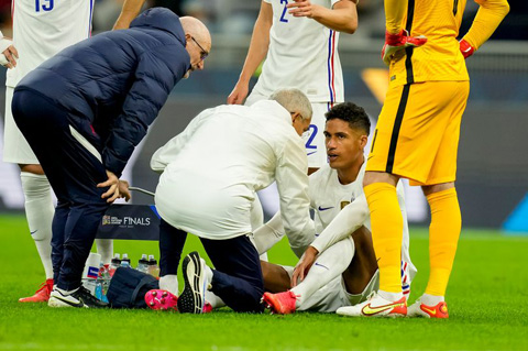 Varane dính chấn thương rời sân ở cuối hiệp 1 trận chung kết UEFA Nations League