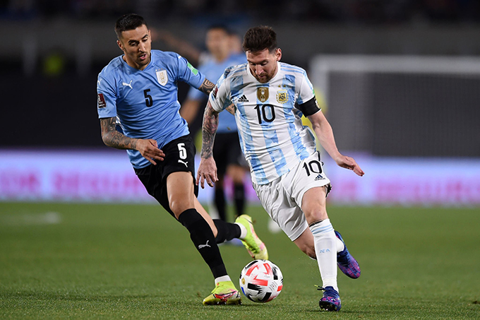 Messi vừa ghi 1 bàn giúp Argentina đè bẹp Uruguay