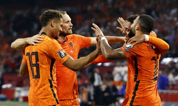 ĐT Hà Lan với 3 hậu vệ đã đánh bại Thổ Nhĩ Kỳ 6-1 dưới thời Louis van Gaal