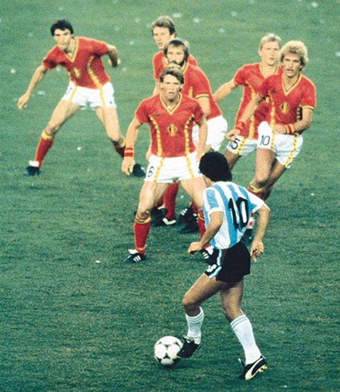 Pha bóng của Maradona tại World Cup 1982