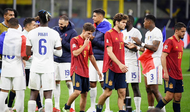 Cầu thủ Tây Ban Nha buồn bã nhìn Pháp đăng quang trong trận chung kết