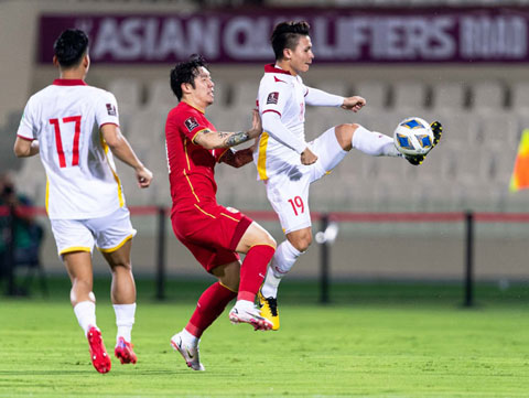 ĐT Việt Nam (áo trắng) vẫn còn khoảng cách khá xa về trình độ so với các đội bóng hàng đầu châu lục - Ảnh: ĐỨC CƯỜNG