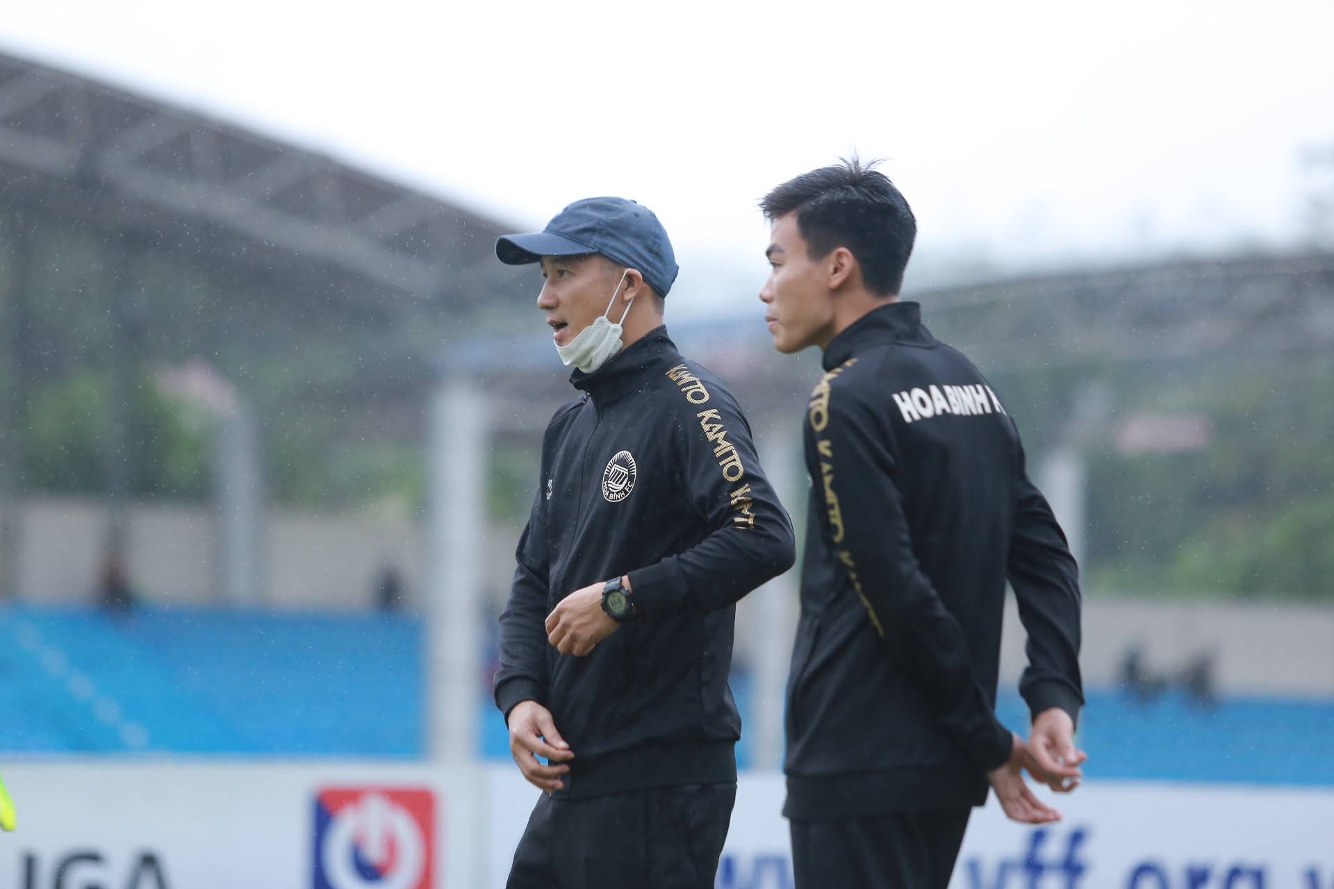 Ông Lê Quốc Vượng (trái) - HLV trưởng của Hòa Bình FC