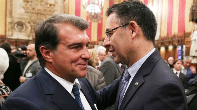 Đương kim chủ tịch Joan Laporta (trái) của Barca có thể mất chức vì “di sản” mà cựu chủ tịch Josep Bartomeu để lại