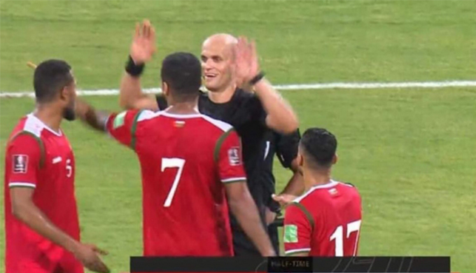 Thái độ hồ hởi của trọng tài khi tiếp xúc với các cầu thủ Oman