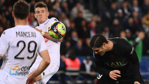 PSG được hưởng penalty sau khi Icardi đưa bóng chạm tay Capelle trong vòng cấm