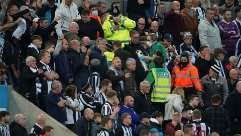 Trận Newcastle vs Tottenham dừng giữa chừng vì CĐV bị đột quỵ