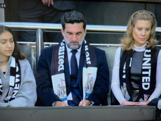 Giám đốc Amanda Staveley (phải) cùng chủ tịch Yasir Al-Rumayyan thất vọng khi chứng kiến Newcastle thua bạc nhược trước Tottenham