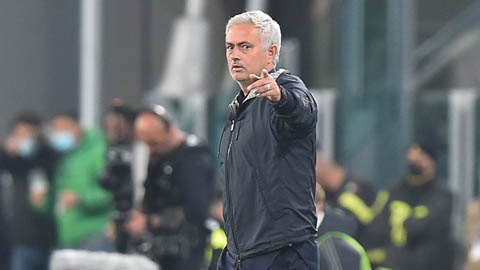 Mourinho lại giơ 3 ngón tay 'nhắc nhở' CĐV Juventus