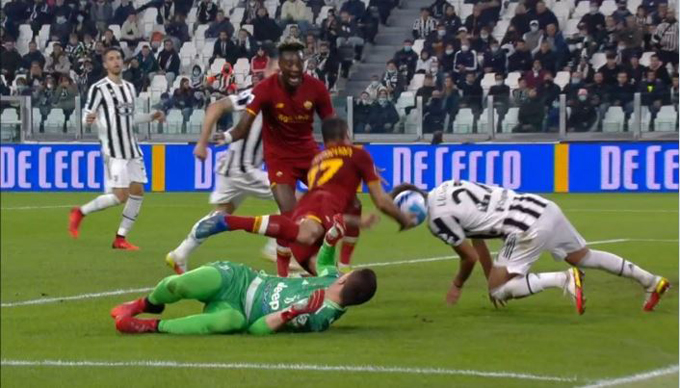 Pha bóng gây tranh cãi của trận đấu khiến Roma bị tước đi 1 bàn thắng hợp lệ