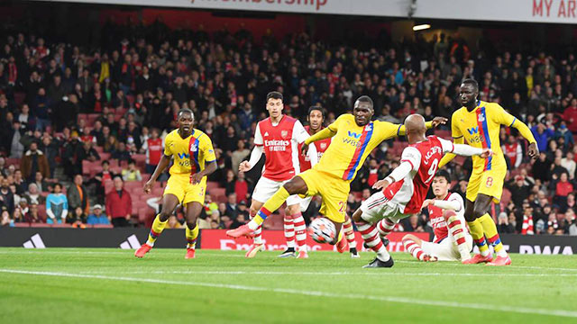 Arsenal (áo đỏ) phải vất vả lắm mới cầm hòa được Crystal Palace trên sân nhà hồi đầu tuần. 
