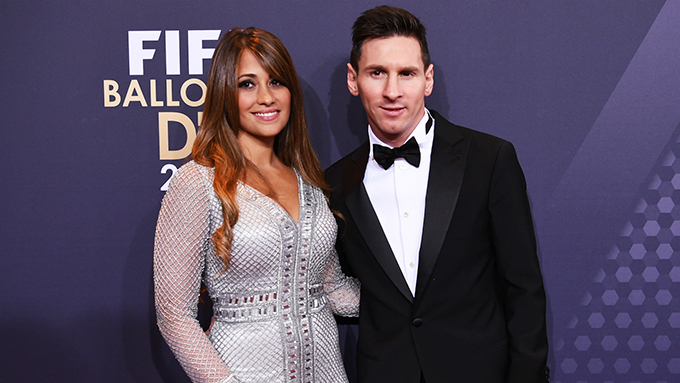 Antonela Roccuzzo - bạn từ thuở nhỏ và giờ là vợ của Lionel Messi (PSG). Cô toàn tâm toàn ý lo cho chồng và gia đình nhỏ của mình