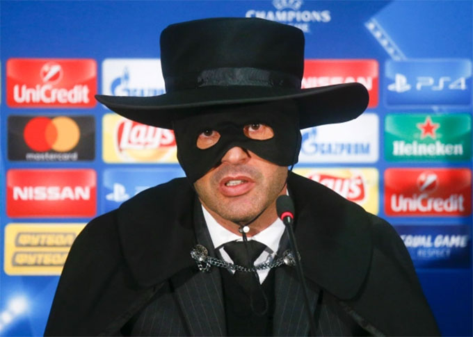 HLV Fonseca từng xuất hiện trong một cuộc họp báo với trang phục Zorro
