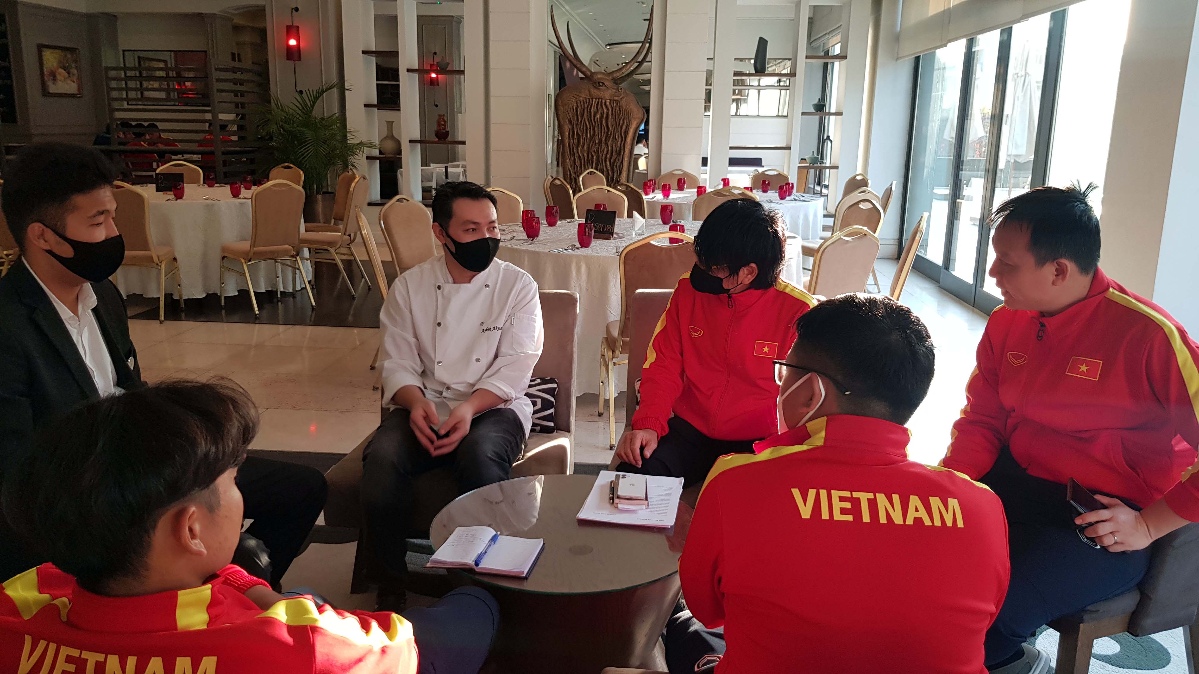 BHL U23 Việt Nam họp nhanh với khách sạn nơi đóng quân của đội tại Kyrgyzstan - Ảnh: VFF