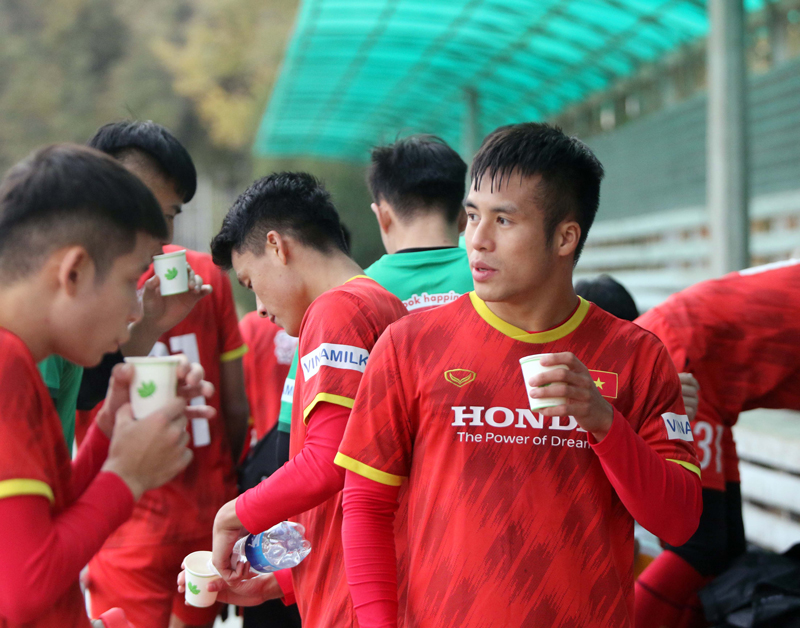 Các cầu thủ U23 Việt Nam uống trà gừng để chống lạnh trước buổi tập đầu tiên tại Kyrgyzstan - Ảnh: VFF 