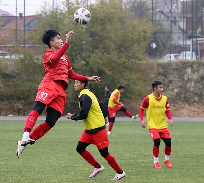 Sau đó, thông qua quan hệ quốc tế, LĐBĐVN đã kết nối với LĐBĐ UAE để bố trí ĐT U23 Việt Nam sang Dubai tập huấn và thi đấu 2 trận giao hữu quốc tế chất lượng với U23 Tajikistan và U23 Kyrgyzstan. 