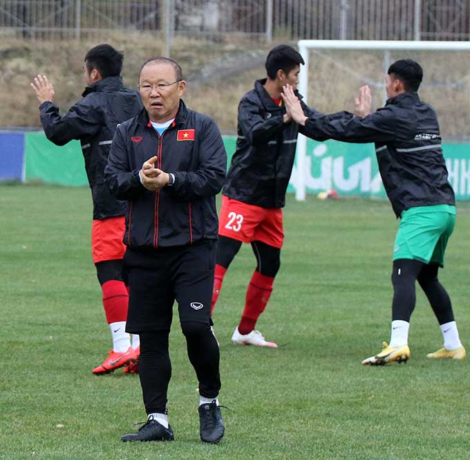 Buổi tập thứ ba của ĐT U23 Việt Nam hướng tới vòng loại U23 châu Á 2022 diễn ra trong cái giá lạnh 6 độ C tại Bishkek, Kyrgyzstan. 