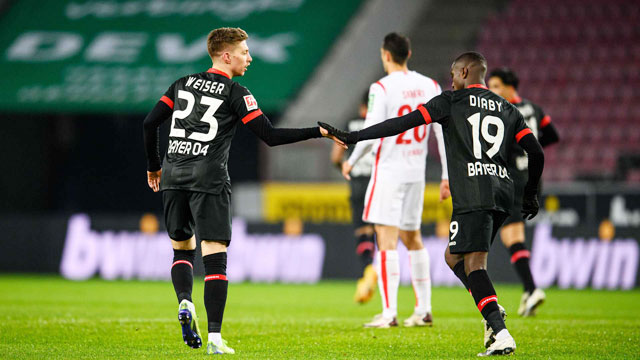 Như một thói quen, Leverkusen (áo sẫm) sẽ lại thắng Cologne, đối thủ thường xuyên bị họ át vía trong quá khứ