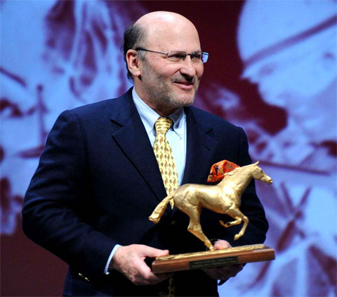 Alain Wertheimer, chủ của hãng thời trang Chanel, bên cạnh chiếc cúp đua ngựa