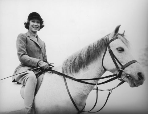 Nữ hoàng Anh thời còn trẻ bên cạnh một trong những chú ngựa đua bà được thừa kế từ phụ thân