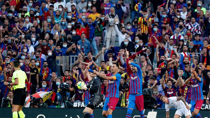 Các cầu thủ Barca cho rằng bóng đã chạm tay Kroos trong vòng cấm nhưng trọng tài không thổi phạt đền