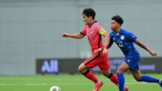 Pha tranh bóng của cầu thủ U23 Hàn Quốc (áo hồng) và U23 Philippine