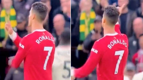Ronaldo có hành động khó hiểu khi chứng kiến Salah sút tung lưới Man United
