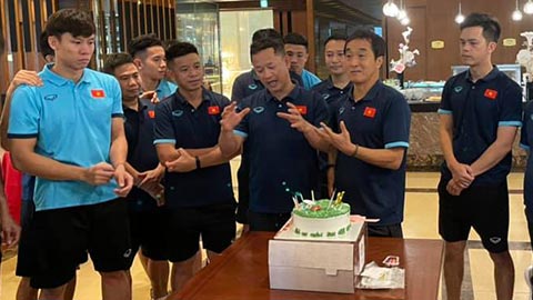 Trợ lý Lee Young Jin bất ngờ với tiệc sinh nhật ở ĐT Việt Nam 