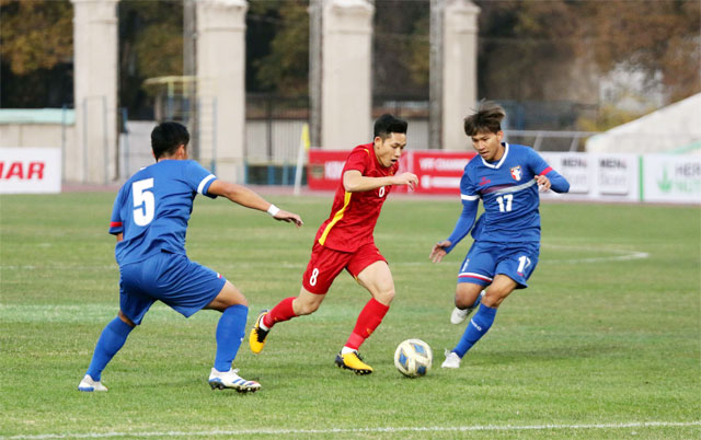 Hai Long (giữa) nỗ lực đi bóng trước các cầu thủ Đài Bắc Trung Hoa